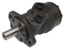 Motor hidráulico con reten reforzado para accionamiento de los cepìllos delanteros en las barredoras Ravo de las series 330 / 340 / 4000 / 5002 / 530 / 640 / 560.  Compatible con referencia original Ravo 4060020*